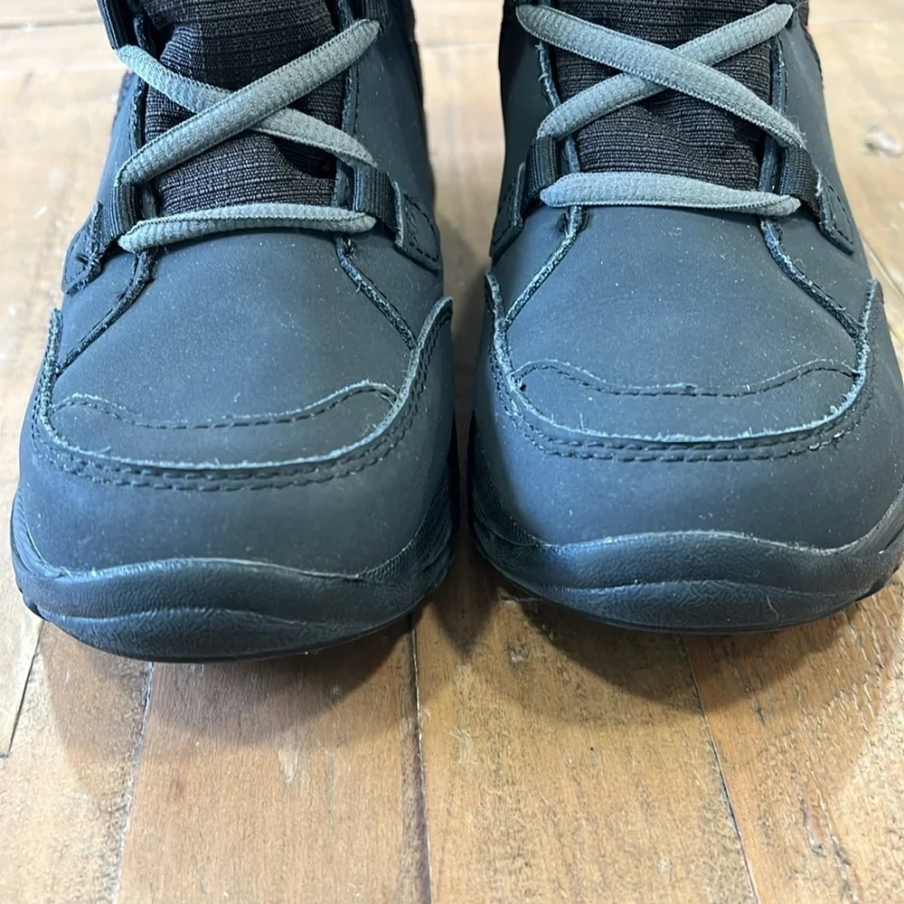 Columbia lace up